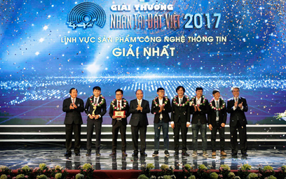Thủ tướng Chính phủ Nguyễn Xuân Phúc chụp ảnh cùng nhóm giành Giải Nhất lĩnh vực CNTT Giải thưởng Nhân tài Đất Việt 2017