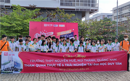 Học sinh Trường THPT Nguyễn Huệ Tham quan Thực tế tại Đại học Duy Tân