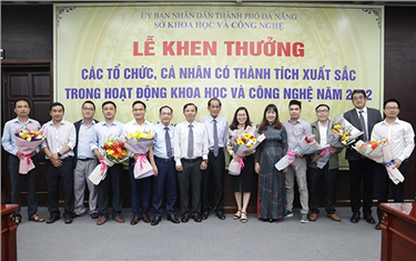 Các Nhà Khoa học của ĐH Duy Tân nhận Bằng khen của UBND Thành phố Đà Nẵng năm 2022