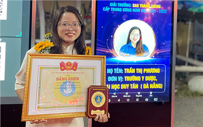 Nữ sinh Khoa Y Đại học Duy Tân nhận Giải thưởng "Sao tháng Giêng" 2022