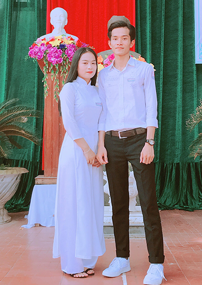 Huỳnh Bá Trịnh (bên phải) đang rất tự tin trước chặng đường học tập mới tại ĐH Duy Tân