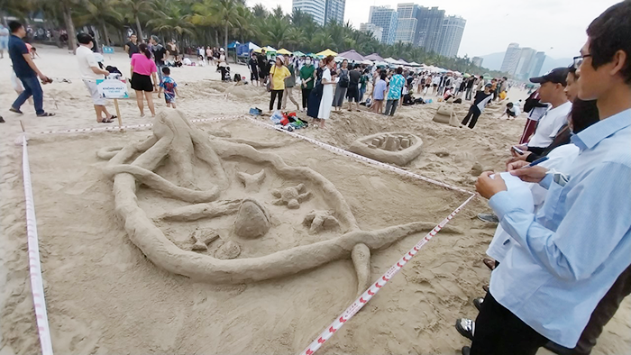 Bạn trẻ truyền thông điệp bằng tượng cát trên bãi biển Đà Nẵng 1-65