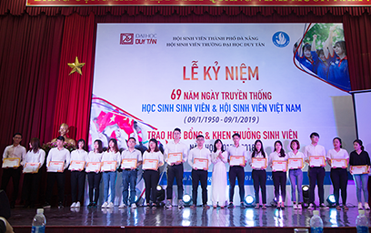 Đại học Duy Tân trao Học bổng và Phát thưởng nhân Kỷ niệm ngày Học sinh - Sinh viên 10-1-2019-8-17-16-62
