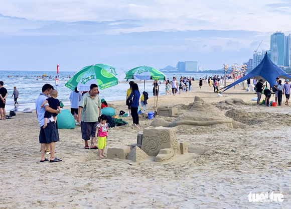 Bạn trẻ truyền thông điệp bằng tượng cát trên bãi biển Đà Nẵng 2-16