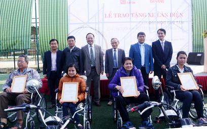 Trường Đại học Duy Tân tặng 10 Xe lăn Điện cho người Khuyết tật Đà Nẵng