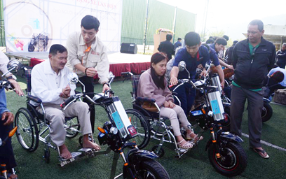 Trường Đại học Duy Tân tặng 10 Xe lăn Điện cho người Khuyết tật Đà Nẵng
