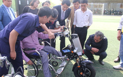Sinh viên chế tạo xe 2 trong 1 tặng người khuyết tật 