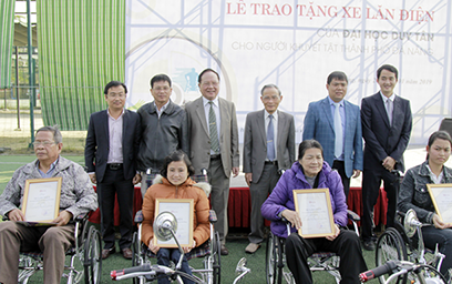 Lãnh đạo ĐH Duy Tân trao Chứng nhận Xe lăn Điện  cho người khuyết tật