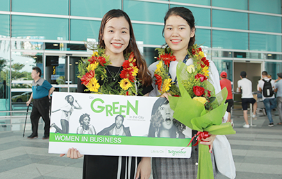  Sinh viên Đoàn Thị Thu Hà (bên trái) và Nguyễn Thị Thanh nhận giải Women in Business Award 