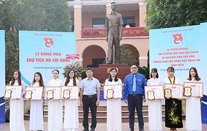 Đoàn Thị Thu Hà (ngoài cùng bên phải) nhận Bằng khen Nữ sinh Tiêu biểu Toàn quốc trong lĩnh vực Khoa học Công nghệ năm 2018 tại Bảo tàng Hồ Chí Minh