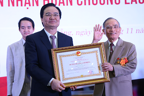 Đại học Tư thục đầu tiên của Miền trung đón nhận Huân chương Lao động hạng Nhất