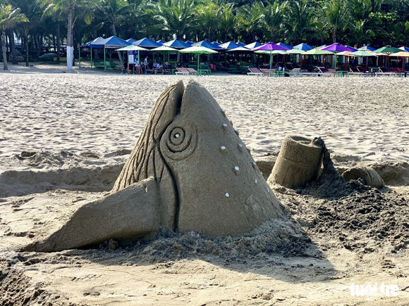 Bạn trẻ truyền thông điệp bằng tượng cát trên bãi biển Đà Nẵng