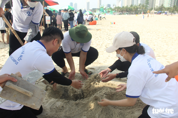 Bạn trẻ truyền thông điệp bằng tượng cát trên bãi biển Đà Nẵng 5-90
