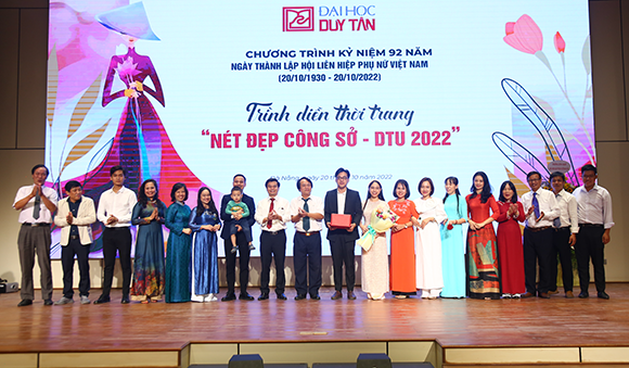 Trình diễn Thời trang “Nét đẹp Công sở - DTU 2022” ngày Phụ nữ Việt Nam