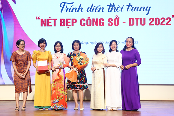 Trình diễn Thời trang “Nét đẹp Công sở - DTU 2022” ngày Phụ nữ Việt Nam
