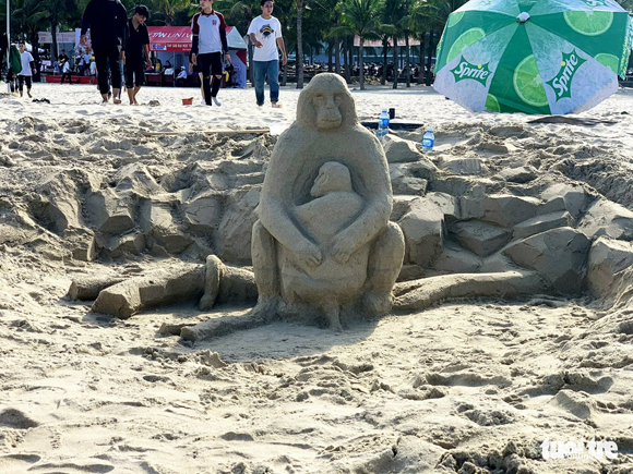 Bạn trẻ truyền thông điệp bằng tượng cát trên bãi biển Đà Nẵng 6-23