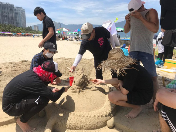 Hào hứng thi xây tượng cát trên công viên Biển Đông