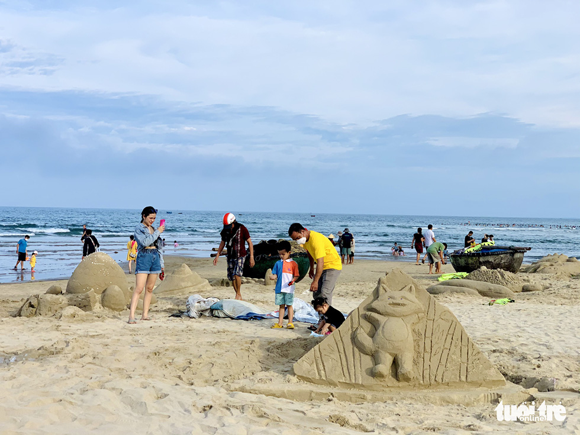Bạn trẻ truyền thông điệp bằng tượng cát trên bãi biển Đà Nẵng 7-81