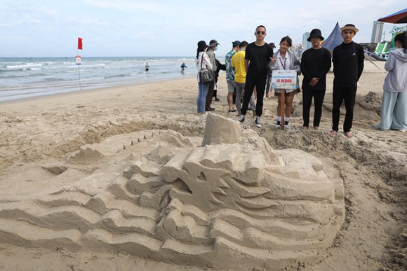 Hào hứng thi xây tượng cát trên công viên Biển Đông