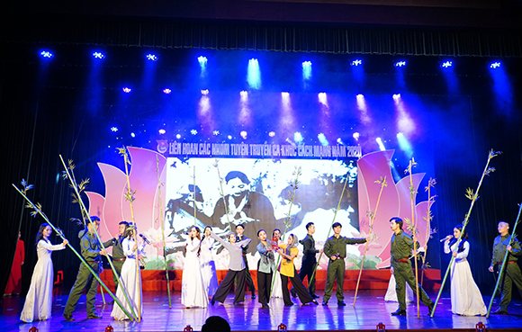Đội văn nghệ của ĐH Duy Tân vào Chung kết Liên hoan Các nhóm Tuyên truyền Ca khúc Cách mạng năm 2020