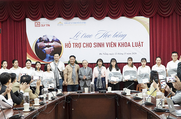 Đoàn Luật sư Tp. Hồ Chí Minh và Khoa Luật ĐH Duy Tân trao Học bổng trên 100 triệu cho Sinh viên 