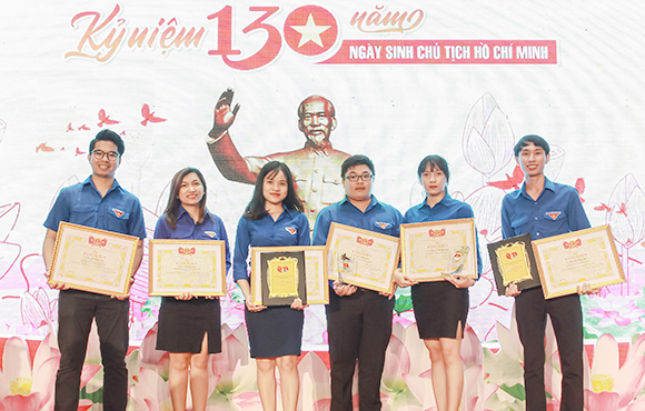 6 Gương mặt trẻ của Đại học Duy Tân Vinh dự được Thành đoàn Đà Nẵng Tuyên dương và Khen thưởng IMG_0409c-56