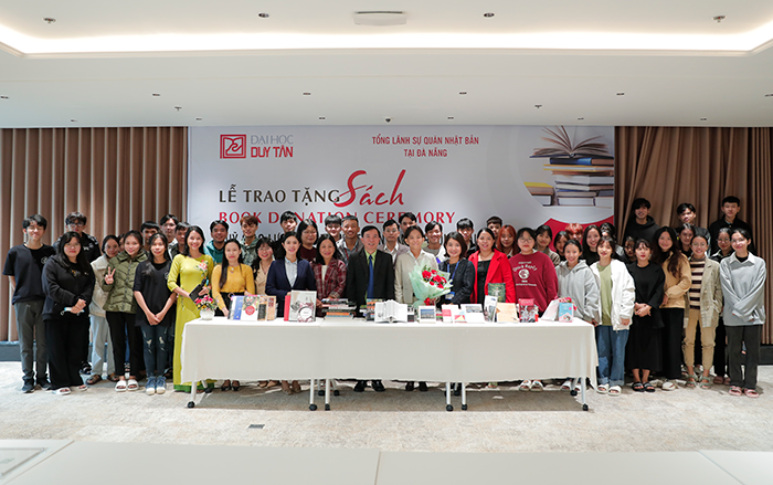 Tổng Lãnh sự quán Nhật Bản tại Đà Nẵng trao tặng sách cho Đại học Duy Tân _G6A4633c-1