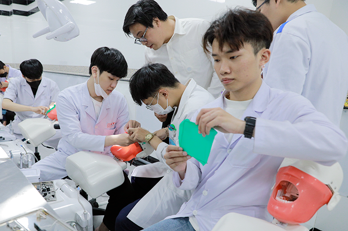 Workshop “Phục hình Mô phỏng Sinh học” cho Sinh viên ngành Bác sĩ Răng-Hàm-Mặt của Đại học Duy Tân _G6A8088c-19