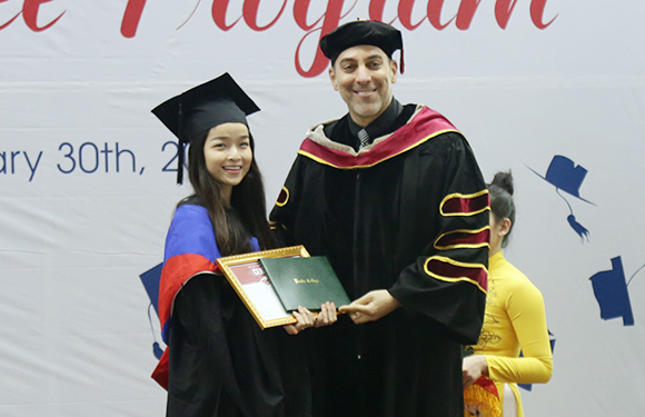 Trao bằng Tốt nghiệp cho Sinh viên theo học Chương trình học Lấy bằng Đại học Troy và Đại học Keuka tại Đà Nẵng