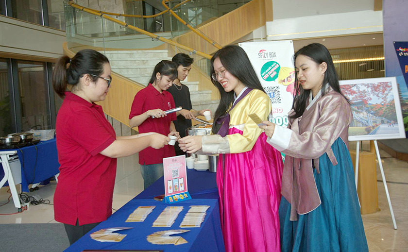 Giao lưu văn hóa ASEAN - Hàn Quốc thu hút giới trẻ Anh1-131220237682