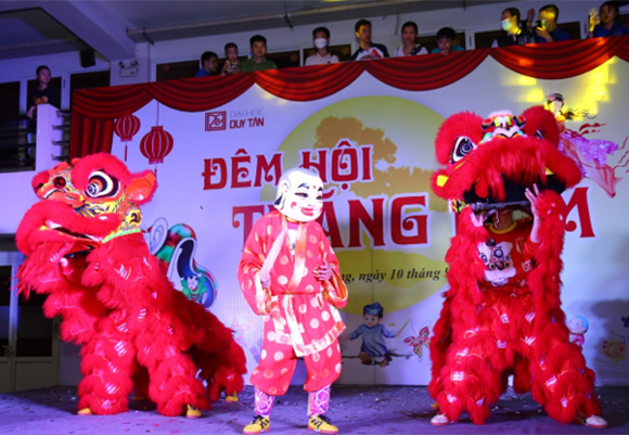 Vui Trung thu du?i ánh trang R?m
