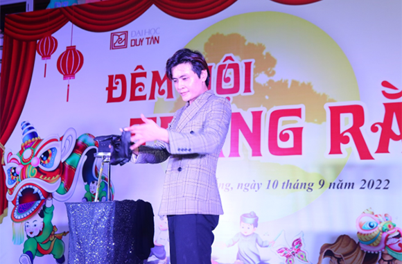 Vui Trung thu du?i ánh trang R?m