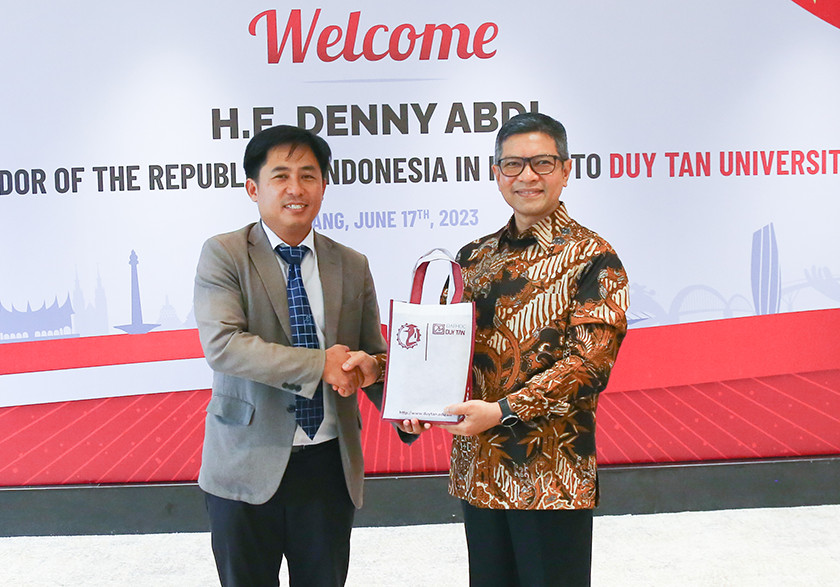Đại sứ Đặc mệnh Toàn quyền Indonesia tại Việt Nam đến thăm Đại học Duy Tân Daisu2-48