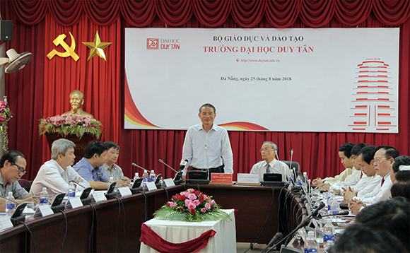 Bí thu Thành ?y Truong Quang Nghia phát bi?u t?i bu?i làm vi?c v?i Ð?ng ?y t?i Tru?ng Ð?i h?c Duy Tân