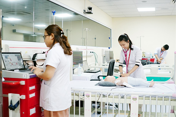 Sinh viên Điều dưỡng thực tập với các trang thiết bị hiện đại tại Đại học Duy Tân