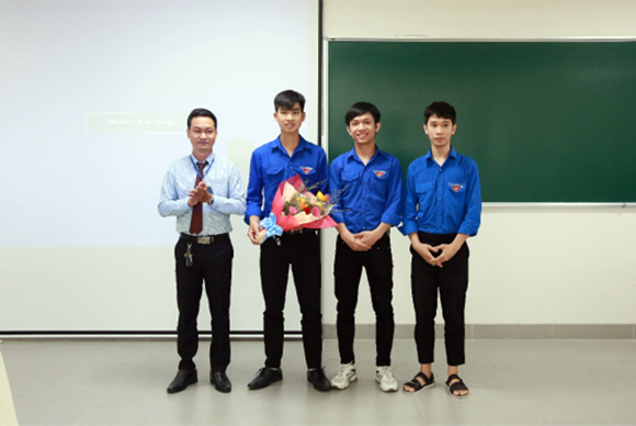 Đại học Duy Tân nhận bằng khen của Bộ Thông tin và truyền thông Dt8-67