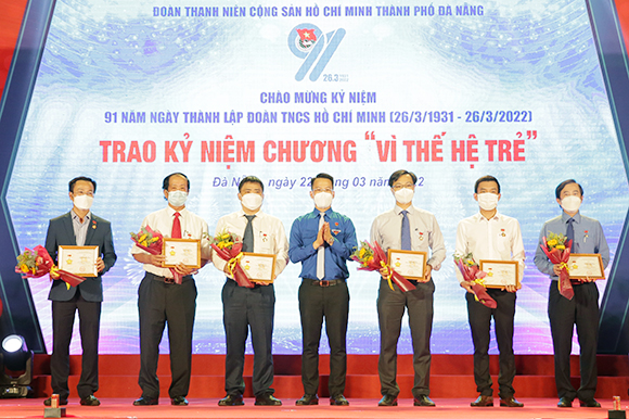 Thầy và trò Đại học Duy Tân được trao Kỷ niệm chương “Vì thế hệ trẻ” và “Giải thưởng 26.3”