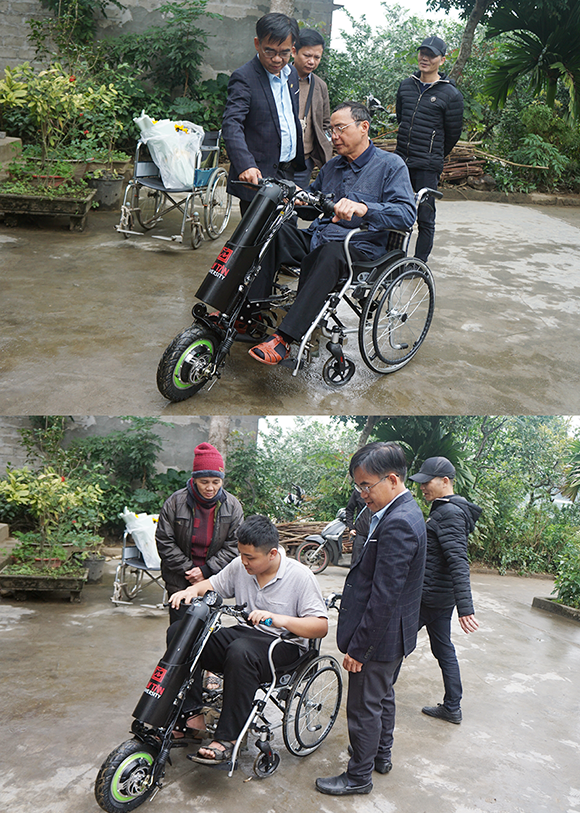 Đại học Duy Tân tiếp tục tặng xe lăn điện cho người khuyết tật