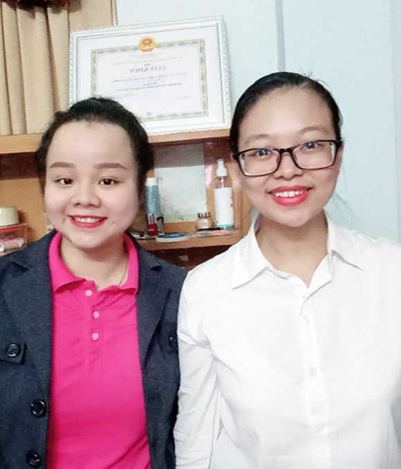 Sinh viên Võ Lê Thị Hoa (áo hồng) và Võ Nguyễn Thị Ngọc Kim giành giải Ba
