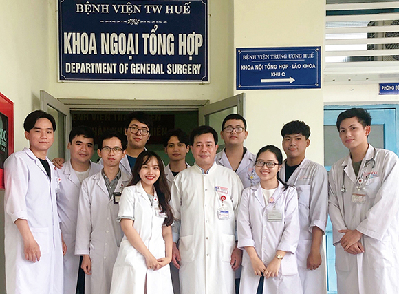 Các thành viên của nhóm thực tập tại bệnh viện cùng các bạn trong lớp