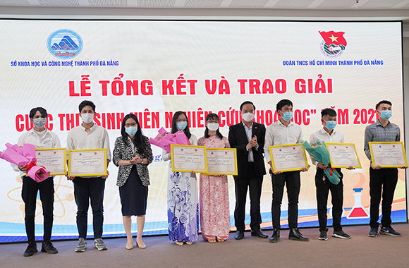  Sinh viên Duy Tân (2 bạn phía bên trái)  đại diện nhóm nhận giải Ba tại Lễ trao giải 