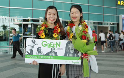 Sinh viên Đoàn Thị Thu Hà (bên trái) cùng bạn đồng hành nhận giải Women in Business 