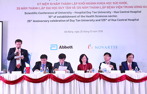 Đại học Duy Tân Phối hợp với Bệnh viện Trung ương Huế Tổ chức Hội thảo về K HoithaoKHSK1-38