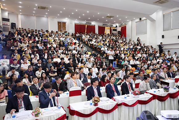 Đại học Duy Tân Phối hợp với Bệnh viện Trung ương Huế Tổ chức Hội thảo về K HoithaoKHSK3-57