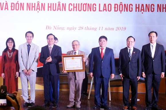 Thừa ủy quyền của Chủ tịch nước, Bộ trưởng Bộ GD&ĐT Phùng Xuân Nhạ trao tặng Huân chương Lao động hạng nhất cho ĐH Duy Tân