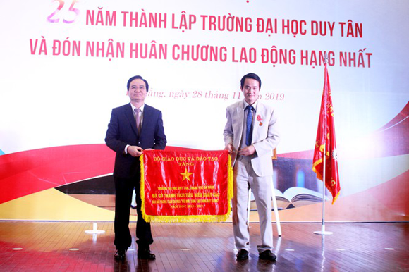 Đại học Duy Tân Đón nhận Huân chương Lao động hạng Nhất