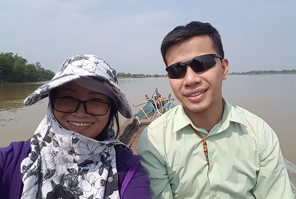 TS Nguyễn Thị Minh Phương (trái) cùng các nhà nghiên cứu khảo sát trên sông Thu Bồn