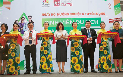 Sinh viên Duy Tân nhận Học bổng Nữ sinh viên Kỹ thuật AmCham 2019 Khoinghiep1c-35