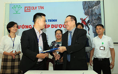 Sinh viên Duy Tân nhận Học bổng Nữ sinh viên Kỹ thuật AmCham 2019 Khoinghiep2c-28