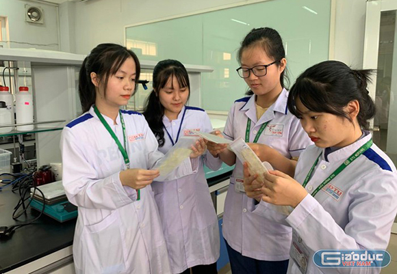 Sinh viên điều dưỡng chế tạo khẩu trang từ bã mía